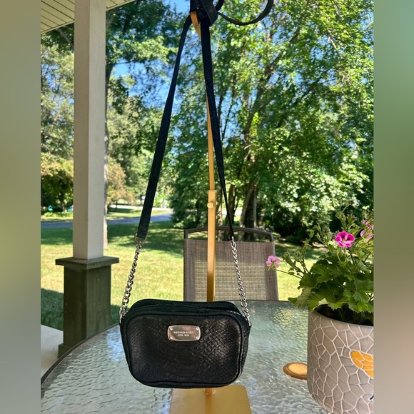 Michael Kors Black pebbled Crossbody Bag with silver chain - Picture 3 of 7